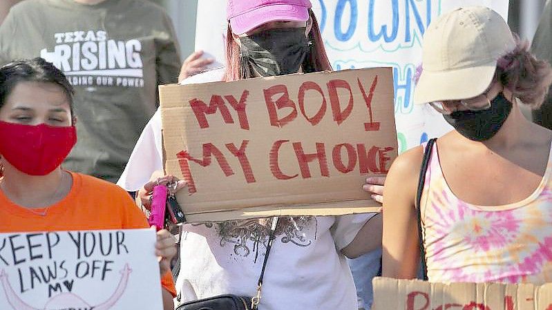 Frauen protestieren in Texas gegen das neue Abtreibungsgesetz in dem US-Bundesstaat. „Mein Körper - meine Entscheidung“ steht auf einem Plakat. Foto: Joel Martinez/The Monitor via AP/dpa