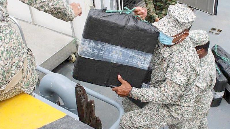 Auf diesem von der kolumbianischen Armee zur Verfügung gestellten Bild entladen Soldaten beschlagnahmte Drogen aus einem Halbtaucher. Foto: ---/Armada de Colombia/dpa