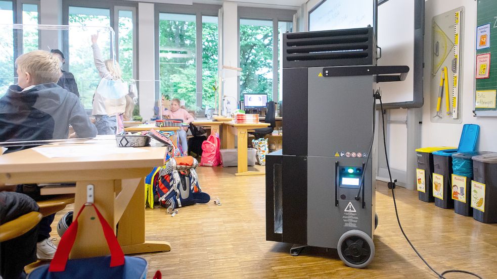 Hamburgs SPD-Schulsenator stattet alle Klassenräume mit Luftfiltergeräten aus – Niedersachsens SPD-Kultusminister nur im Ausnahmefall. Symbolfoto: Hoppe/dpa