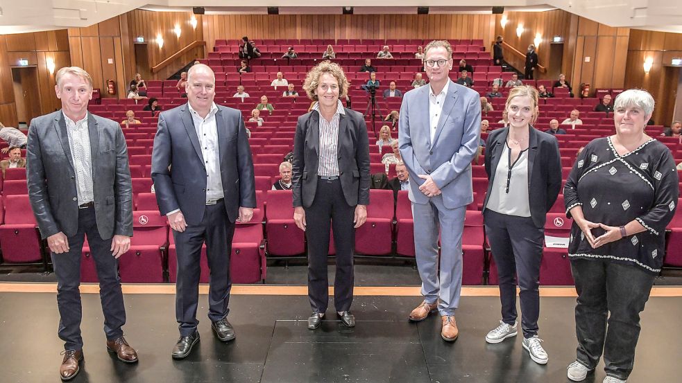 Auf dem Podium im Theater an der Blinke diskutierten (von links) der Vorsitzende des Personalrats der Stadtverwaltung Jörg Penning, Stadtwerke-Vorstand Claus-Peter Horst, Amtsinhaberin Beatrix Kuhl (alle unabhängig) und Ratsherr Sven Dirksen (FDP). Moderiert wurde die Veranstaltung von OZ-Redaktionsleiterin Nikola Nording und OZ-Redakteurin Katja Mielcarek. Foto: Ortgies