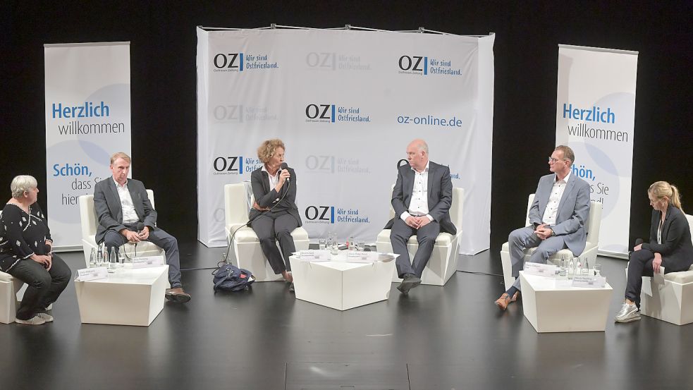 Die Kandidierenden diskutierten über die Zukunft Leers. Von links: OZ-Redakteurin Katja Mielcarek, Jörg Penning (Einzelbewerber), Beatrix Kuhl (Einzelbewerberin), Claus-Peter Horst (Einzelbewerber), Sven Dirksen (FDP), OZ-Redaktionsleiterin Nikola Nording. Foto: Ortgies