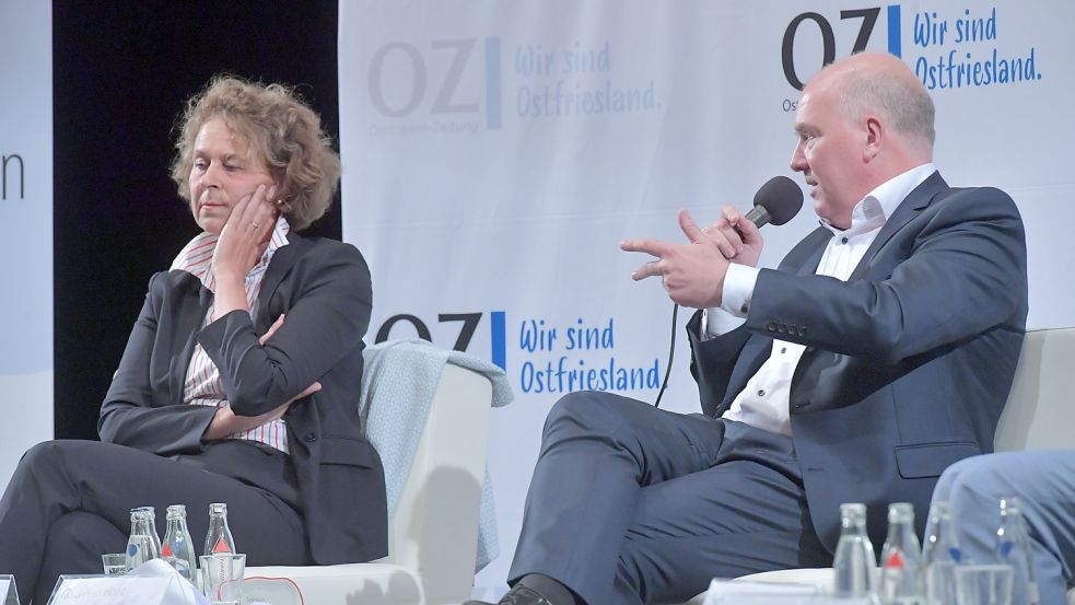 Die amtierende Bürgermeisterin Beatrix Kuhl und der eigenständige Kandidat Claus-Peter Horst diskutierten auf dem Podium der OZ. Foto: Ortgies