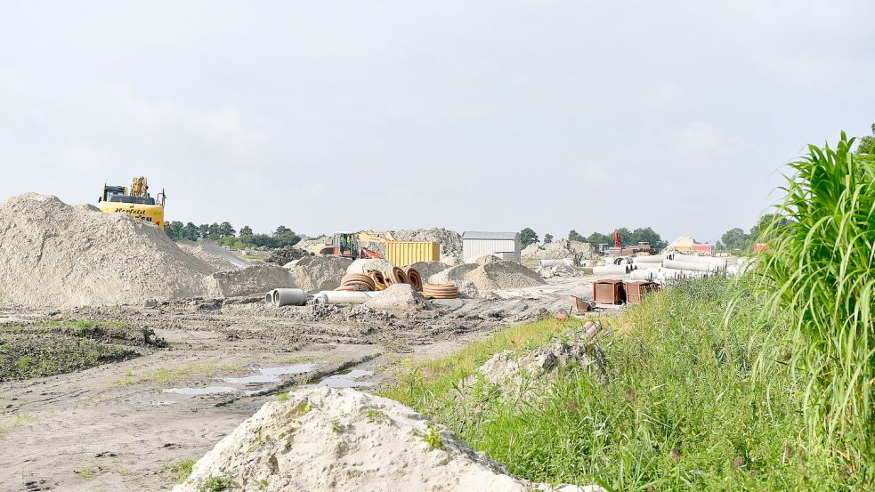 Den Fortschritt des Baugebiets „Grachten II“ in Greetsiel kann jeder sehen. Doch im Hintergrund läuft zu viel hinter verschlossen Türen. Foto: Wagenaar