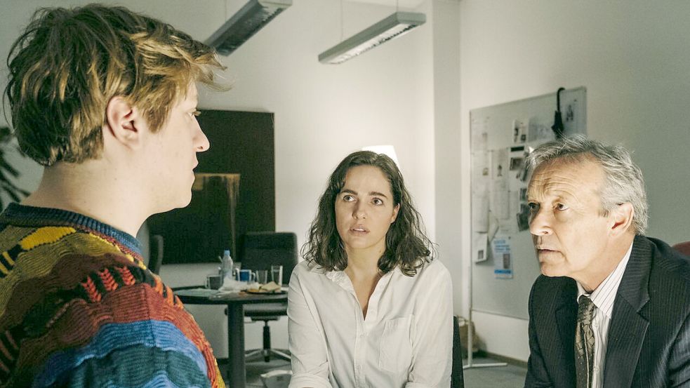 Verdächtig, aber nicht überführt: Jonas Borutta (Thomas Schubert) im Verhör mit Elisabeth „Bessie“ Eyckhoff (Verena Altenberger) und Josef Murnauer (Michael Roll). Foto: BR/Hendrik Heiden