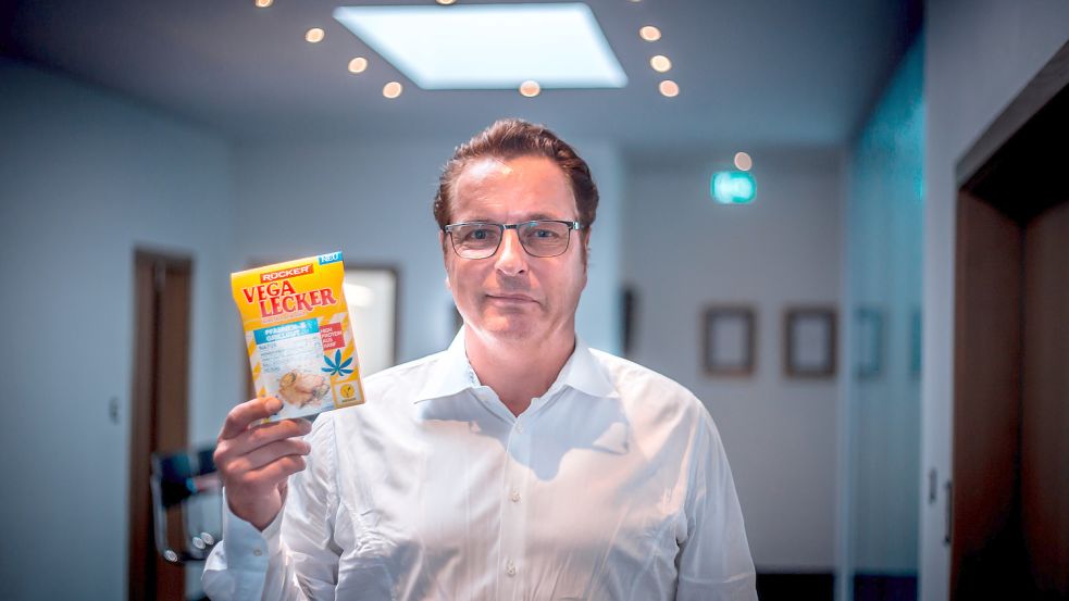 Molkerei-Chef Klaus Rücker mit einer Packung „Pfannen- und Grillgut“ seiner neuen Marke „Vega lecker“. Foto: Cordsen