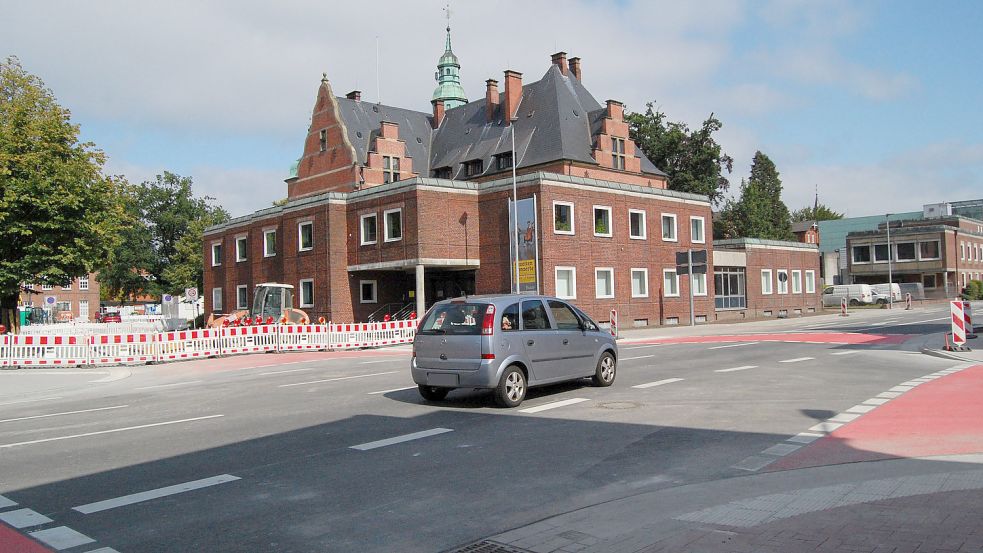Die Kreuzung Kirchdorfer Straße/Fischteichweg ist wieder frei. Die Hafenstraße (hinten) bleibt noch gesperrt. Foto: Luppen