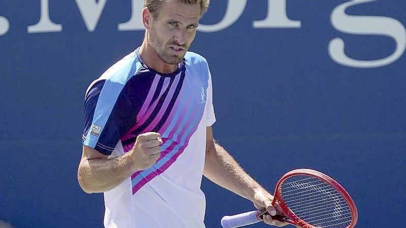 Peter Gojowczyk reagiert nach einem Punktgewinn. Foto: Seth Wenig/AP/dpa