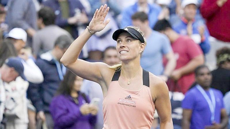 Angelique Kerber winkt nach ihrem Sieg den Fans zu. Foto: Elise Amendola/AP/dpa