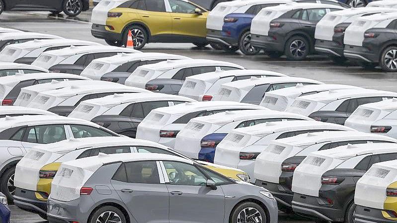 Neuwagen des Typs ID.3 und ID.4 stehen auf einem Parkplatz im Zwickauer Volkswagen-Werk. Foto: Jan Woitas/dpa-Zentralbild/dpa