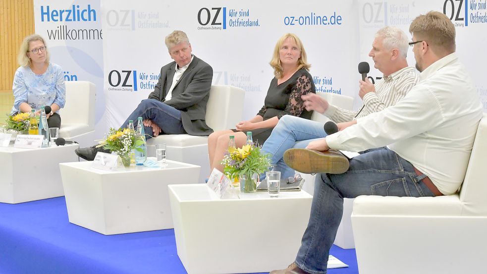 Unter der Moderation von Nina Harms (links) und Claus Arne Hock (rechts) stellten sich Henning Paulsen-Jacobs (von links), Hilke Looden und Alfred Jacobsen vielen Fragen. Fotos: Ortgies