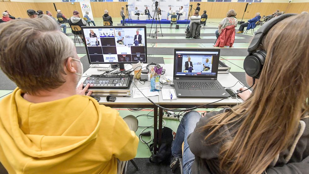 Ein Video-Livestream von der Podiumsdiskussion wurde von ostfriesen.tv ins Internet übertragen. Die komplette Aufzeichnung können Sie auch noch einmal unter der Adresse http://go.zgo.de/tyg0q anschauen.