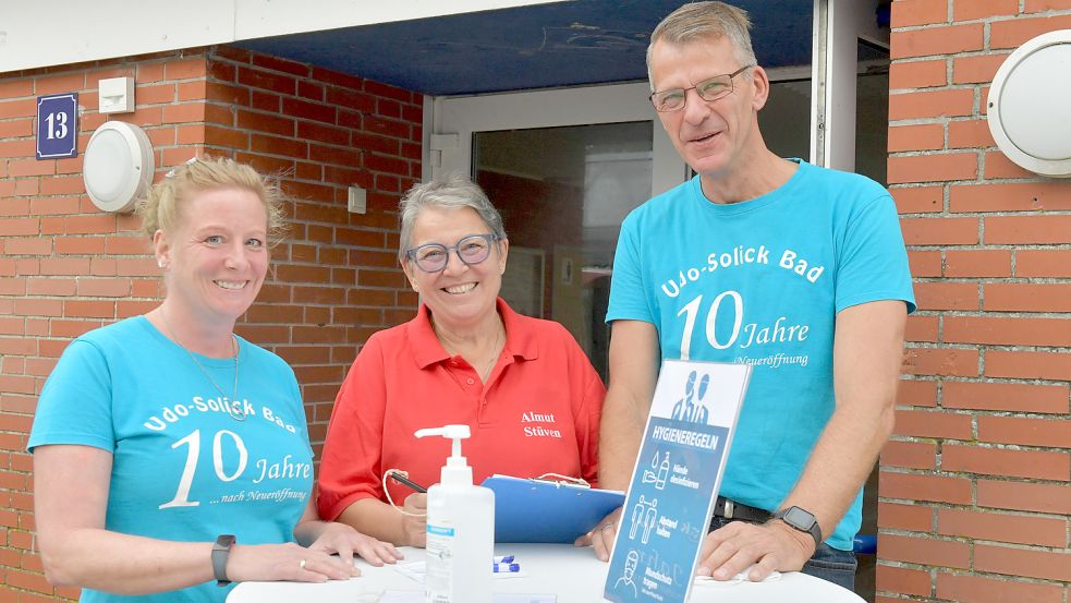 Mitglieder der Schwimmsparte des Tus Pewsum half unserer Zeitung bei der Organisation vor Ort.