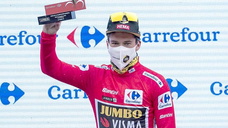 Der Slowene Primoz Roglic trägt das Rote Trikot des Gesamtführenden. Foto: Lalo R. Villar/AP/dpa