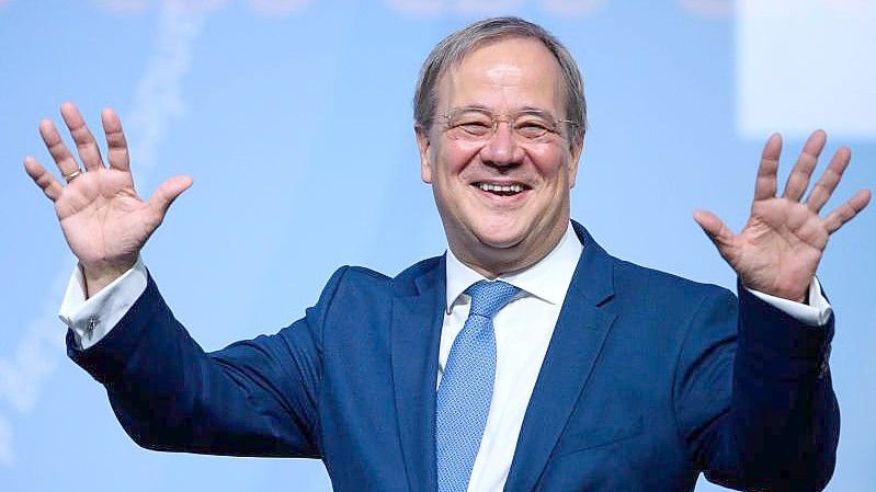 Armin Laschet winkt während des 36. Landesparteitages der CDU Brandenburg in der MBS-Arena nach seiner Rede. Foto: Soeren Stache/dpa-Zentralbild/dpa