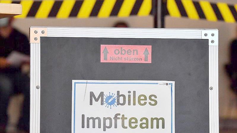 In Gera wurden Mitarbeiter eines mobilen Impfteams angegriffen. (Symbolbild). Foto: Martin Schutt/dpa-Zentralbild/dpa