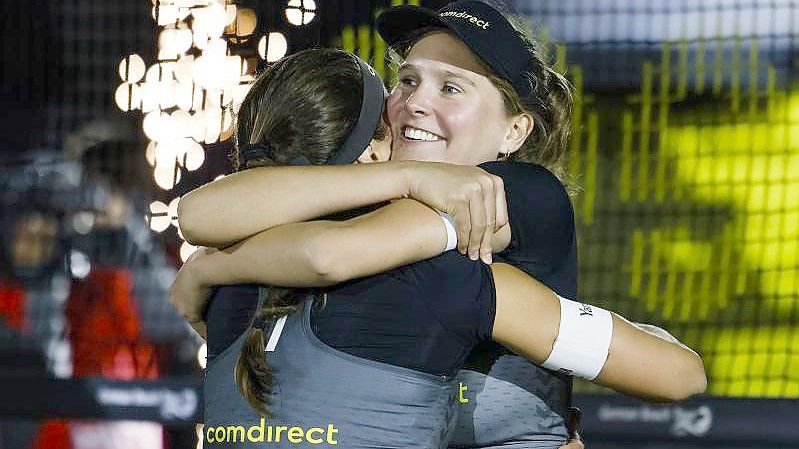 Sarah Schulz (r) und Chantal Laboureur freuen sich über ihren Sieg. Foto: Frank Molter/dpa