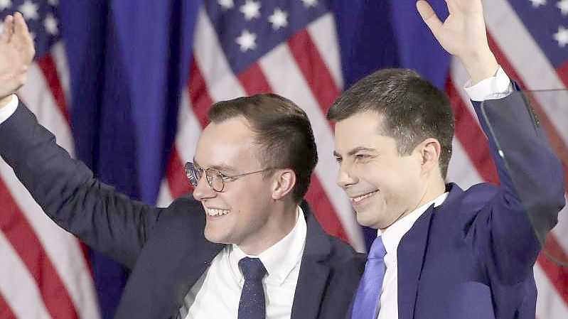 „Freuen uns, Penelope Rose und Joseph August Buttigieg in unserer Familie zu begrüßen“: Pete Buttigieg (r) und sein Ehemann Chasten sind Eltern geworden. Foto: Mary Altaffer/AP/dpa