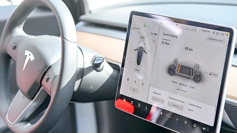 Auf einem Display im Cockpit eines Tesla ist das Ladeprogramm zu sehen. Foto: Jens Kalaene/dpa-Zentralbild/dpa