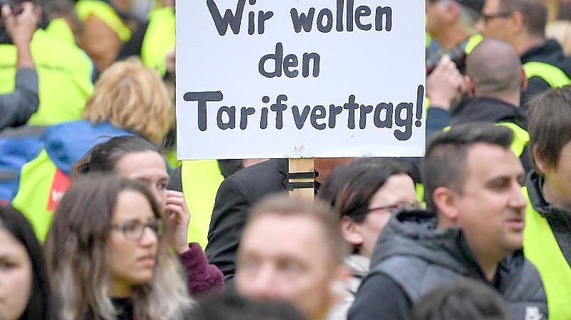 Beschäftigte mit Tarifvertrag verdienen bis zu 50 Prozent mehr. Hier demonstrieren Amazon-Angestellte gegen ihre Arbeitsbedingungen. Foto: Britta Pedersen/dpa-Zentralbild/dpa