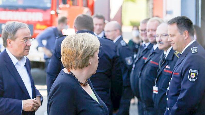 Angela Merkel und Armin Laschet besuchen das Feuerwehrhaus Schalksmühle. Foto: Thilo Schmuelgen/Reuters Pool/dpa