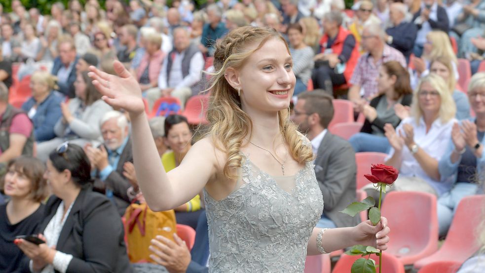 Anna-Lea Oltmanns – hier noch vor der Krönung – ist die neue Blütenkönigin von Wiesmoor. Fotos: Ortgies