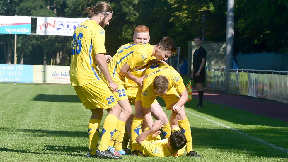 Die Germanen bejubeln mit Tom Böhling den 2:1-Führungstreffer.
