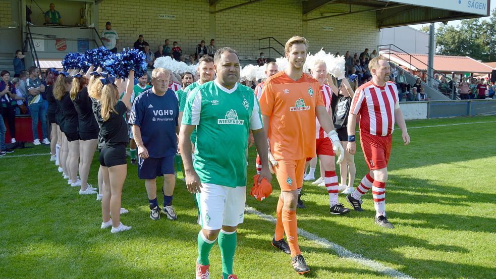 Ailton (vorne links) und Torhüter Felix Wiedwald waren am Sonnabend mit den Werder-Bremen-Allstars nach Ihrhove gekommen. Fotos: Weers