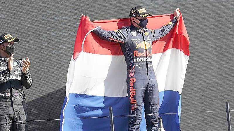 Ließ bei seinem Heimspiel in Zandvoort Weltmeister Lewis Hamilton (l) hinter sich: Max Verstappen. Foto: Hasan Bratic/dpa