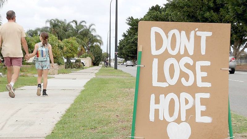 „Don't Lose Hope“ (Verliere nicht die Hoffnung) mahnt ein Schild in der westaustralischen Metropole Perth. Foto: Richard Wainwright/AAP/dpa