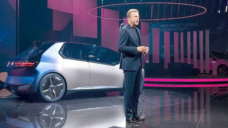 Oliver Zipse, Vorstandsvorsitzender der BMW AG, präsentiert vor Beginn der IAA Mobility den „BMW i Vision Circular“. Foto: Sven Hoppe/dpa