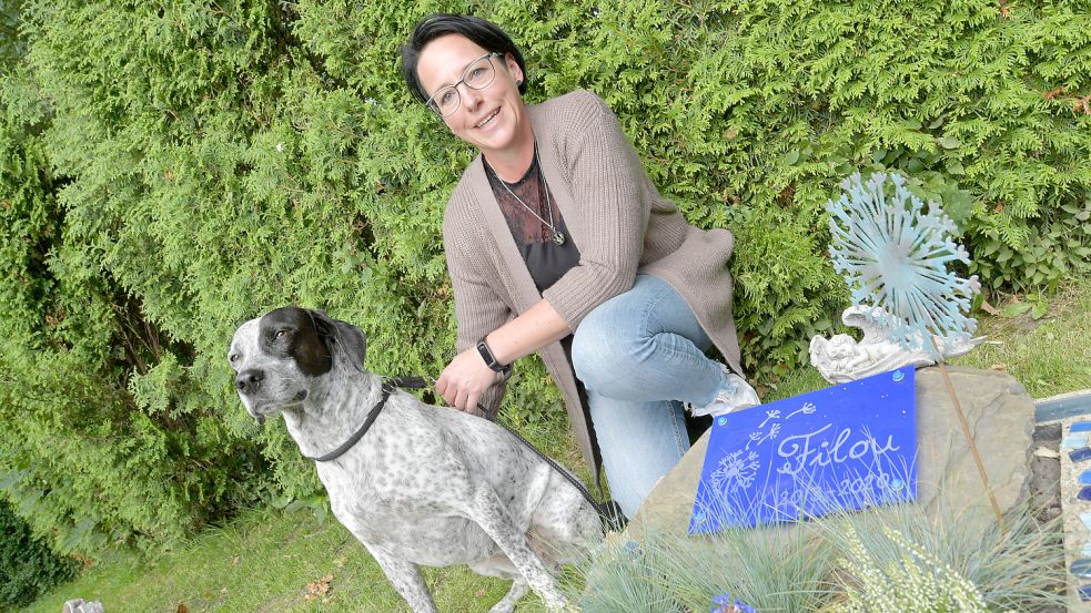 Andra Harbig aus Victorbur hat den Grabstein für ihre Hündin Filou selbst gestaltet. Fotos: Ortgies