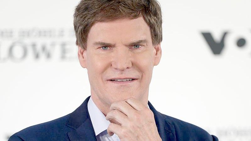 Der Unternehmer Carsten Maschmeyer steht bei einem Fototermin zur Vox Fernsehshow "Die Höhle der Löwen" im Studio. Foto: Henning Kaiser/dpa