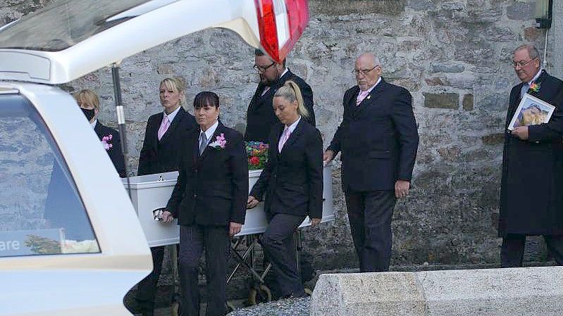 Der Trauerzug verlässt die St. Andrews Kirche nach der Beerdigung von zwei der sechs Opfer nach der Bluttat am 12. August. Foto: Ben Birchall/PA Wire/dpa
