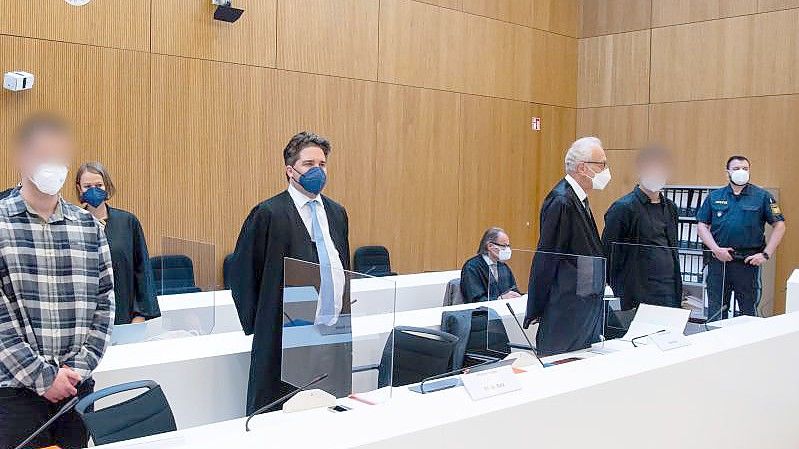 Im Prozess um den mutmaßlichen Dreifachmord in Starnberg erhebt die Verteidigung eines der beiden Angeklagten Foltervorwürfe gegen die Ermittler. Foto: Sven Hoppe/dpa