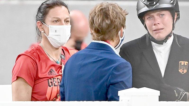 Fünfkampf-Trainerin Kim Raisner (l) wurde vom Weltverband sanktioniert - Annika Schleu (r) nicht. Foto: Marijan Murat/dpa