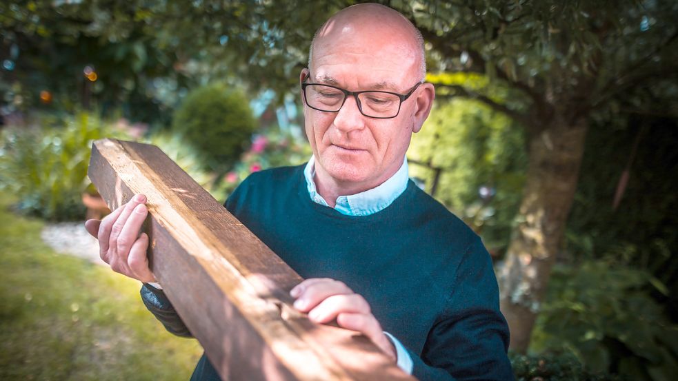 Herbert Otte mit einem der beiden Holzbalken, die zuvor in einem Windfang im Kölner Dom verbaut waren. Foto: Cordsen