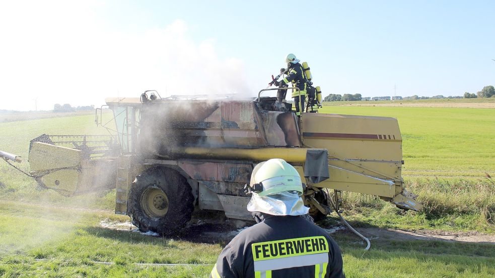 Dieser Mähdrescher brannte am Wochenende im Bereich Grimersumer Altendeich. Foto: Feuerwehr