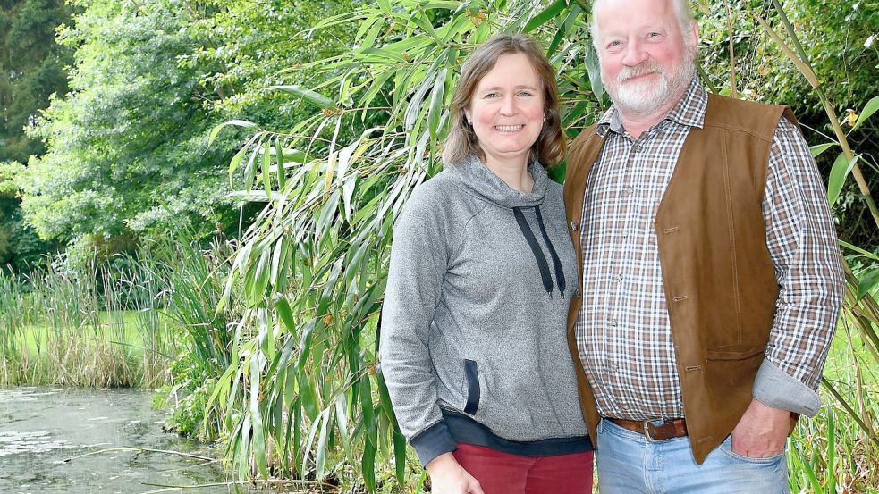 Anke und Heinrich de Vries an ihrem großen Teich: „Von 2001 bis 2010 haben wir hier Feste mit 2000 Gästen, einem kleinen Markt und Musikgruppen gefeiert. Das hat sehr viel Spaß gemacht.“ Foto: Stromann