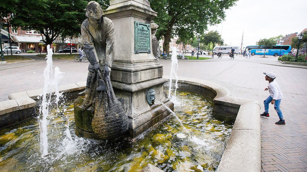 Der Fürbringer-Brunnen mit den etwa lebensgroßen Figuren eines Fischers mit Netz und eines in die Ferne blickenden Seemanns ist aus dem Bild Emdens kaum noch wegzudenken. Foto: J. Doden