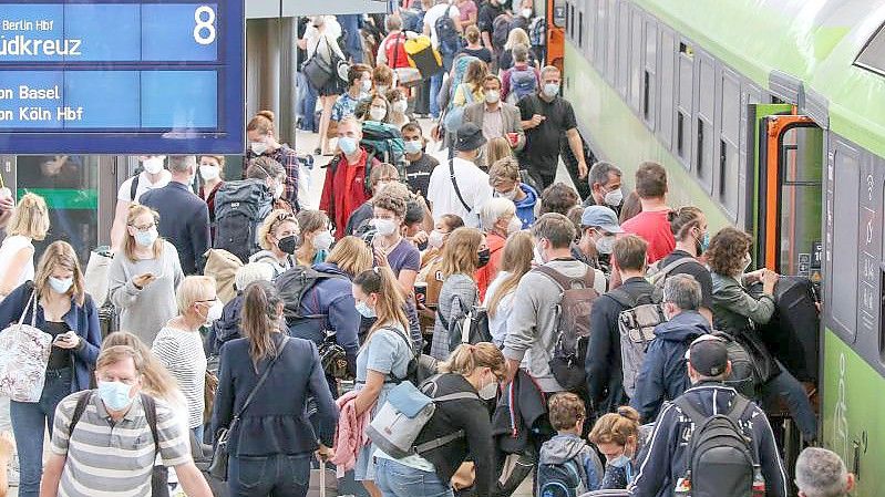Passagiere steigen am Hamburger Hauptbahnhof in einen Flixtrain-Zug nach Berlin. Bahnkunden müssen sich auch zum Start in die neue Woche auf zahlreiche Verspätungen und Zugausfälle einstellen. Foto: Bodo Marks/dpa