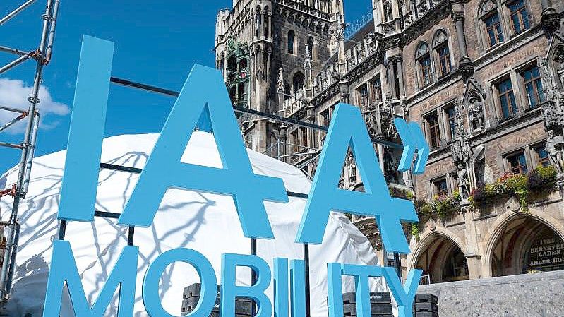 Das Logo der Internationalen Automobil-Ausstellung (IAA Mobility) auf dem Münchner Marienplatz. Foto: Sven Hoppe/dpa