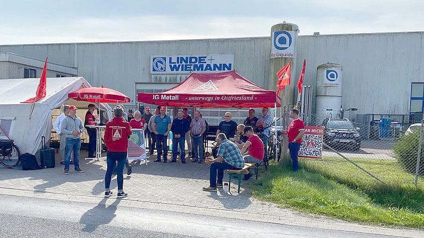 Vor dem Werksgelände von Linde+Wiemann in Georgsheil hat die IG Metall ein Streikzelt und Pavillons aufgebaut und Flaggen gehisst. Foto: privat