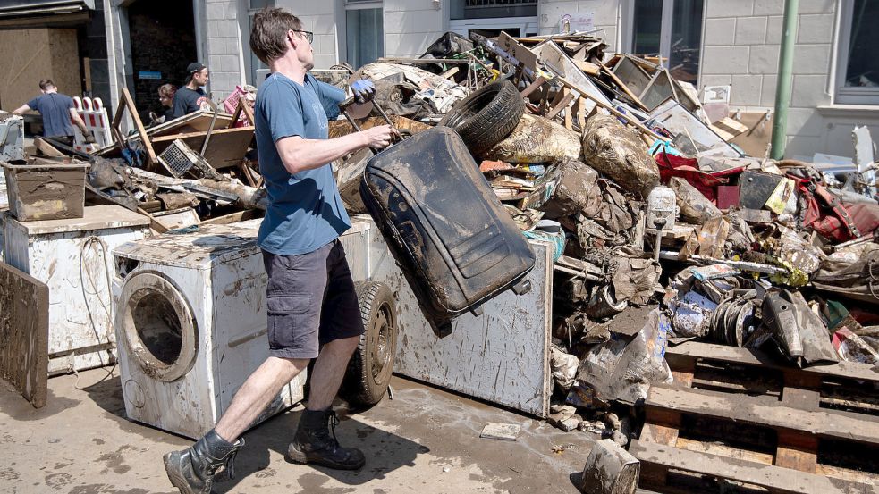 Von den Müllbergen, die sich in den Tagen nach dem Hochwasser in den Straßen türmten (Foto), ist heute fast nichts mehr zu sehen. Foto: DPA