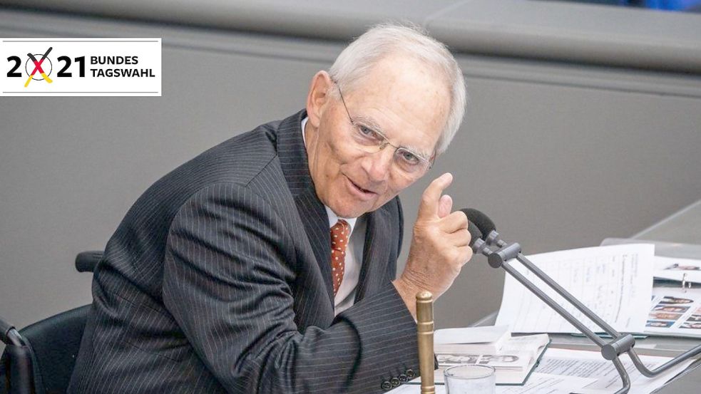 Wolfgang Schäuble (CDU) mit der Glocke des Bundestagspräsidenten. Foto: Michael Kappeler / dpa