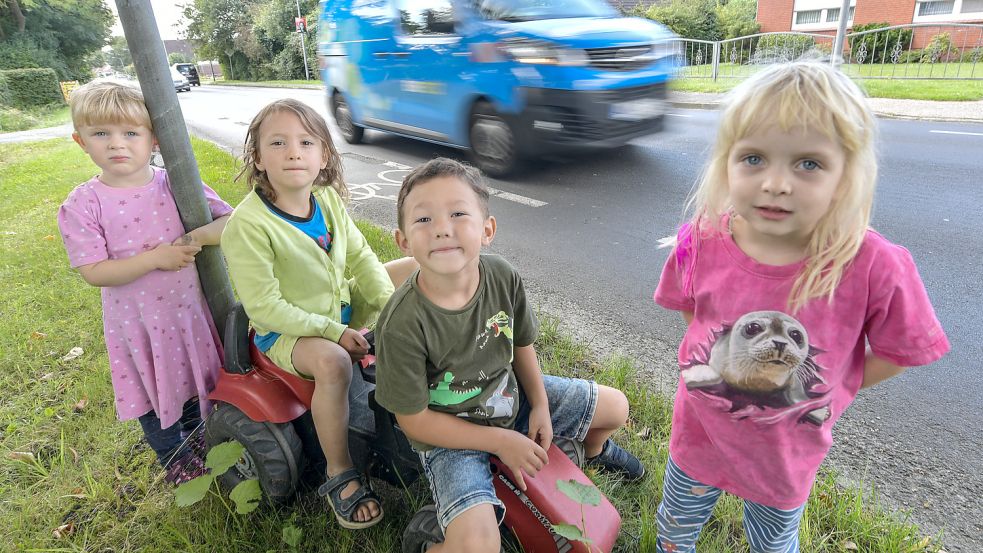 Charlotte, Janneke, Yannick und Stine (von links) gehen in den evangelischen Kindergarten Leer an der Logabirumer Straße. Hier fahren die Autos oft mit zu hohen Geschwindigkeiten vorbei. Foto: Ortgies