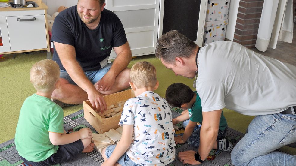 Oliver Wähner (links) spielt mit drei Jungen, die im Rosenhof ein Zuhause auf Zeit gefunden haben. Unterstützt wird er dabei von Christoph Rickels. Fotos: Ullrich