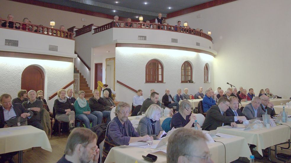 Dieses Bild entstand im Saal des Hotels Reichshof bei der konstituierenden Sitzung des aktuellen Norder Stadtrats im November 2016. An den vorderen Tischen sitzen die Ratsmitglieder, im Hintergrund sind die Besucher der öffentlichen Sitzung zu sehen. Archivfoto: Hillebrand