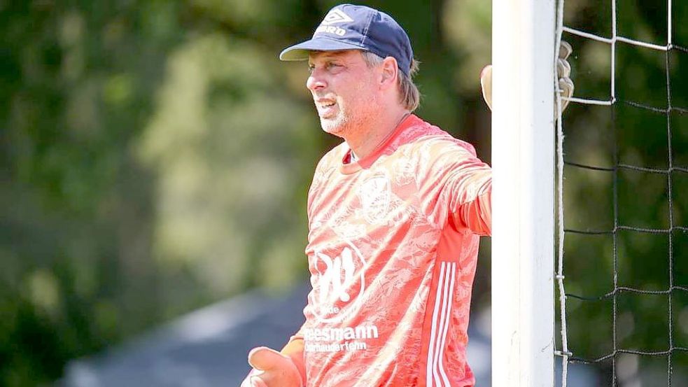 Zu seinem 53. Geburtstag schenkte der TSV Ostrhauderfehn seinem Torwart Frank Hinrichs einen 7:0-Sieg gegen den SV Ems Jemgum. Foto: Reemts
