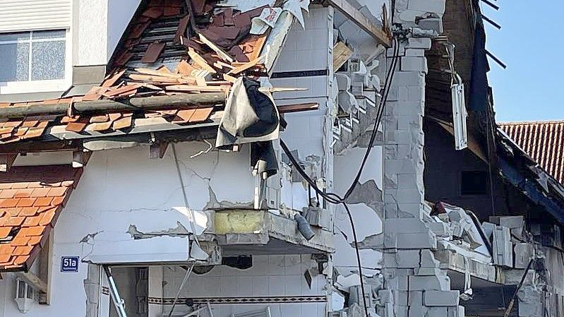 Nach der Explosion eines Wohnhauses ist das Nachbarhaus von Beschädigungen schwer gezeichnet. Foto: Vifogra/dpa