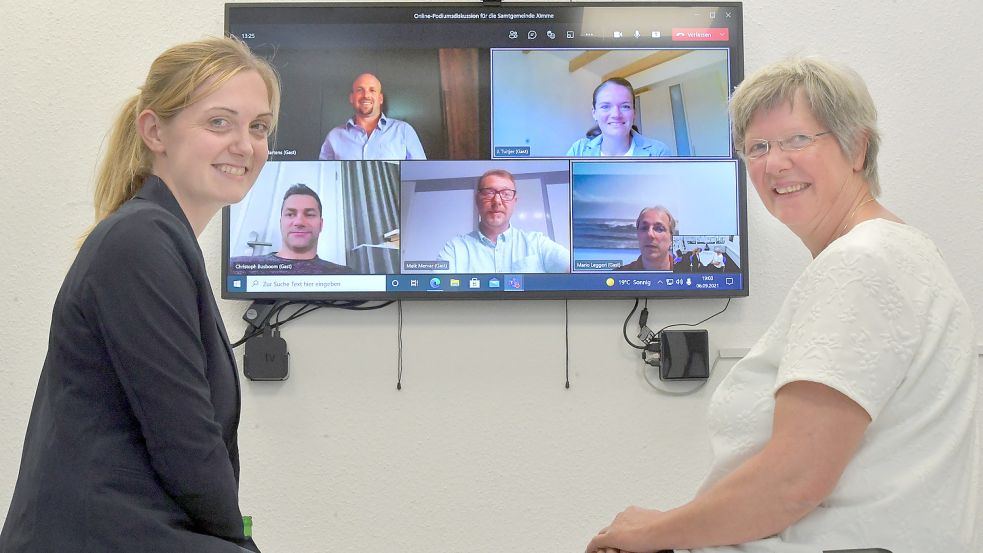 Die Bürgermeisterkandidaten für Jümme, Alexander Martens (obere Reihe von linsk) und Jessika Tuitjer sowie Christoph Busboom (untere Reihe von links), Meik Mervar und Mario Leggeri präsentieren sich in einer OZ-Online-Videokonferenz. Diese wurde von OZ-Redaktionsleiterin Nikola Nording (links) und OZ-Redakteurin Christine Schneider-Berents moderiert. Foto: Ortgies